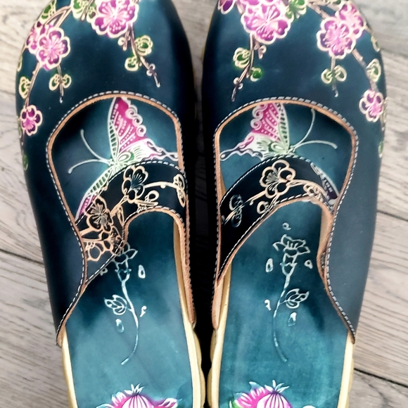 Shoes - Picture 3 of 3